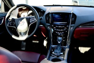 2013 Cadillac ATS recenzia predných ovládačov