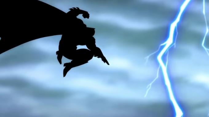 Batman skáče po nočnej oblohe s bleskom vedľa neho vo filme „Batman: Návrat temného rytiera“.