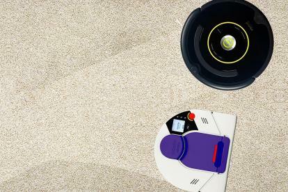 Walka robotów Roomba kontra Roboty Neeo o sprzątanie mojego domu Wojny odkurzaczy robotów Roombo