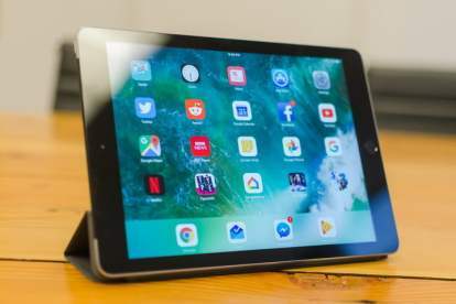 Apple iPad 9.7 em uma superfície de mesa.