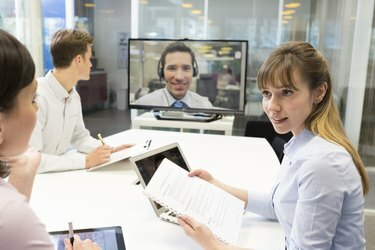 Affärsmöte på kontoret, chattar på videokonferens