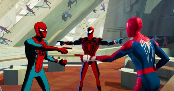 Spider-Man: Across the Spider-Verse에서 세 명의 스파이더맨이 서로를 가리킵니다.