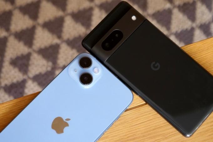 Модули камеры iPhone 14 Plus и Pixel 7.