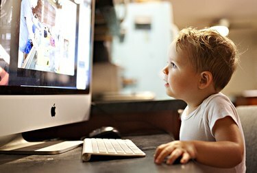Çocuk önünde od bilgisayar