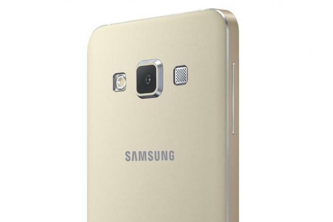 Tylny aparat Samsung Galaxy Alpha A5 i A3 News w kolorze złotym