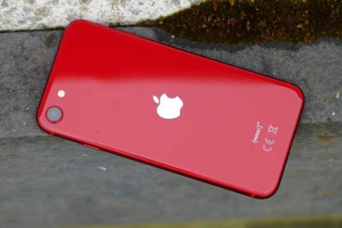 L’arrière d’un iPhone SE 2020 rouge.