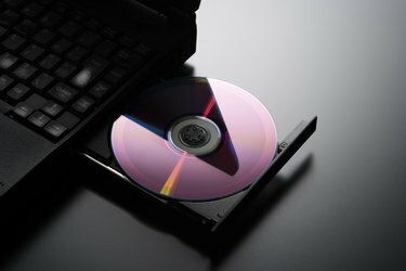 Einlegen einer CD in einen Laptop-Computer mit Kopierbereich