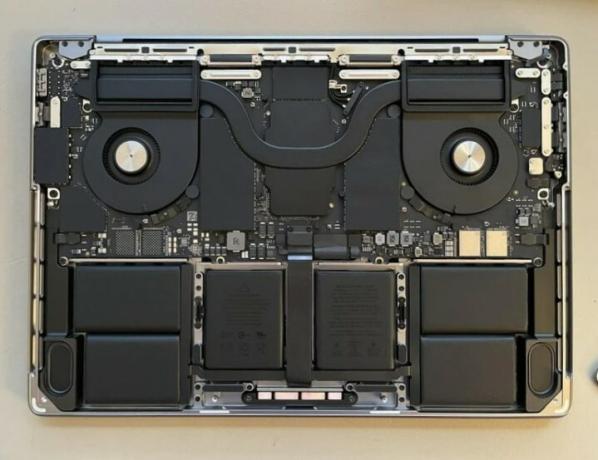 Une vue descendante de la disposition interne du nouveau MacBook Pro.