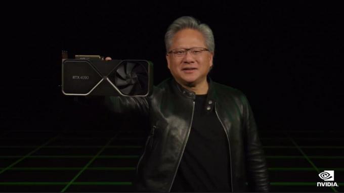 „Nvidia“ generalinis direktorius Jensenas Huangas su RTX 4090 vaizdo plokšte.