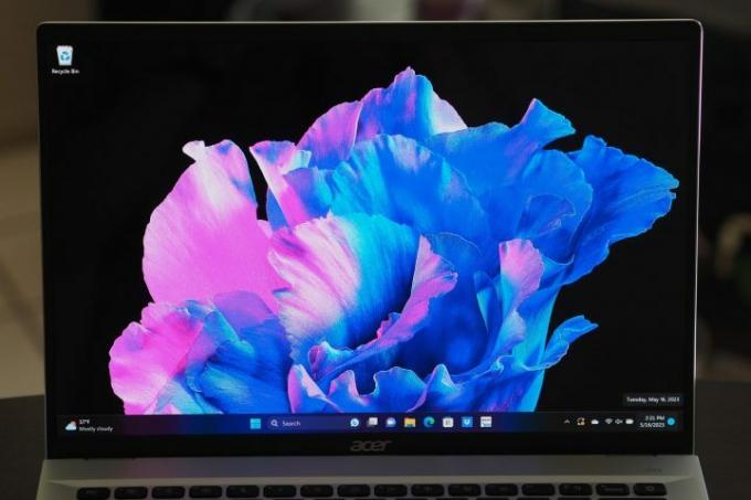 Vista frontal de Acer Swift Go 14 que muestra la pantalla.
