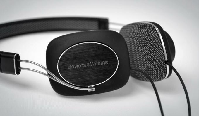 Détails du casque Bowers Wilkins P3 Review sur l'oreille