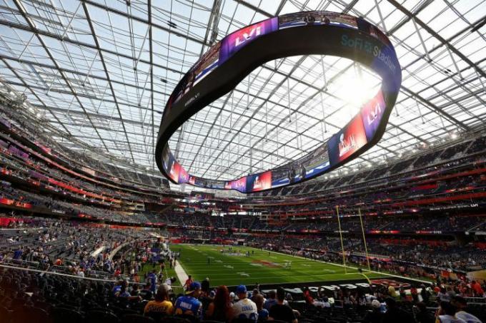 A tela infinita do SoFi Stadium estava em exibição total durante o Super Bowl LVI.