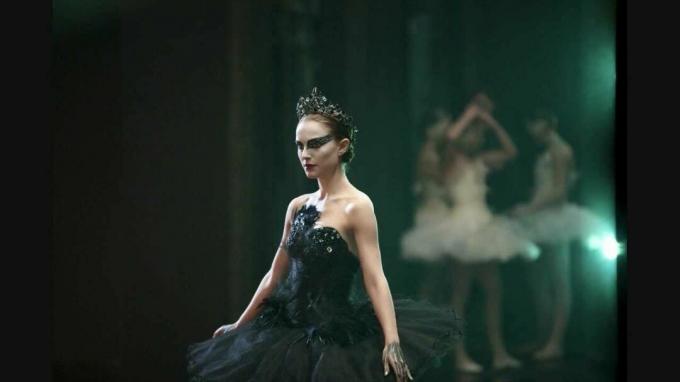 Nina w kostiumie czarnego łabędzia w filmie Czarny łabędź.