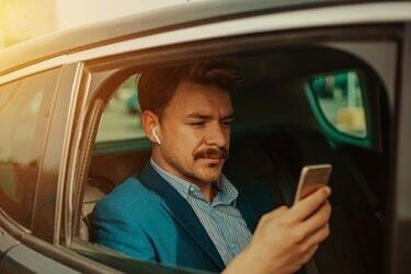 Hombre de negocios, en el coche, mensajes de texto