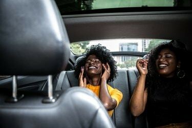 Afro dziewczyny bawią się w samochodzie