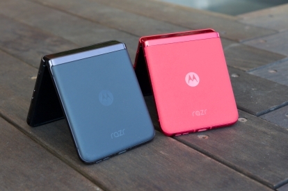 O Motorola Razr Plus em preto e vermelho.