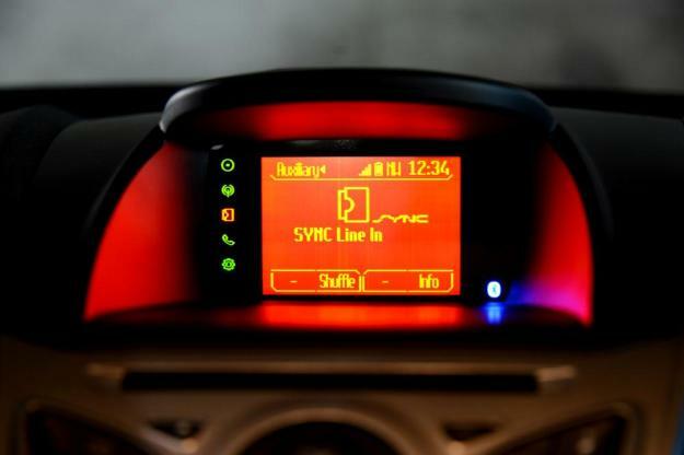 Ford Fiesta 2012 огляд інтер'єру aux line в компактному автомобілі