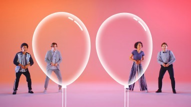 Spieler blasen Luftballons in Everybody 1-2-Switch auf!