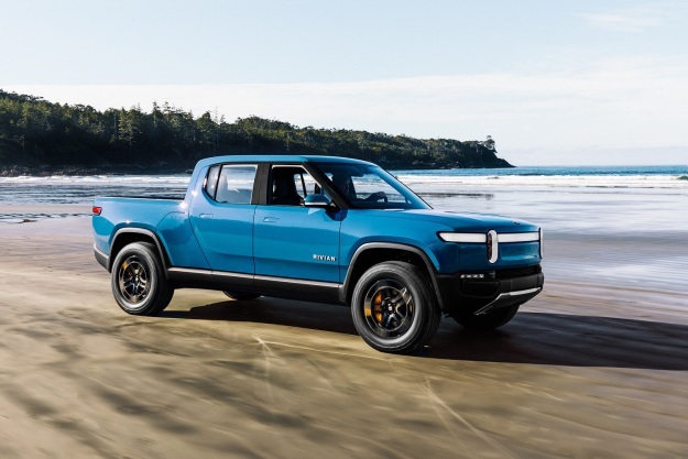 Rivian R1T em uma praia