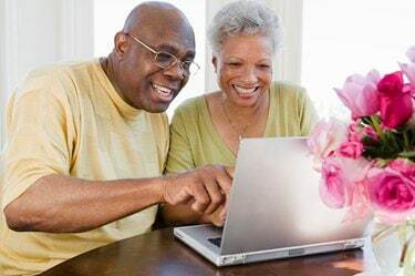 الزوجان باستخدام الكمبيوتر المحمول