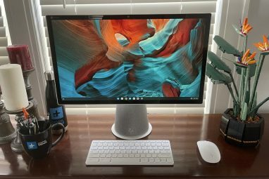 HP Chromebase All in One 22 sidder på et skrivebord.