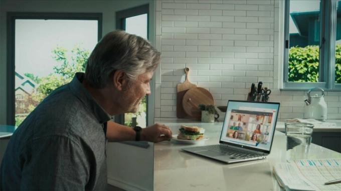 Mees kasutab videovestluseks sülearvutis Microsoft Teamsi.