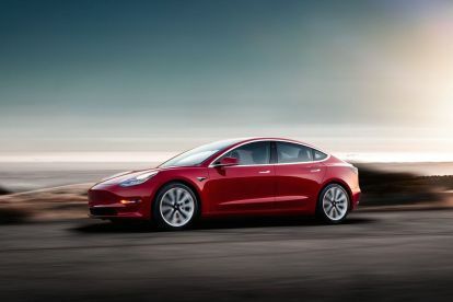 Tesla Model 3 punainen