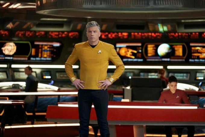 Anson Mount Christopher Pike szerepében a USS Enterprise hídján áll a Star Trek: Strange New Worlds egyik jelenetében.