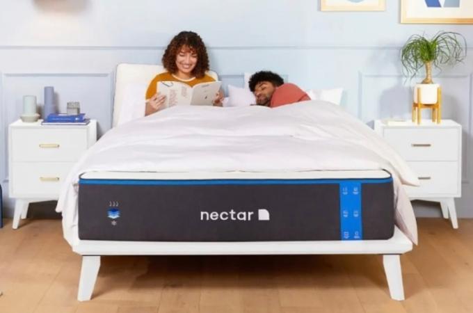 Paar puhkavad magamistoas Nectar Memory Foam madratsil.