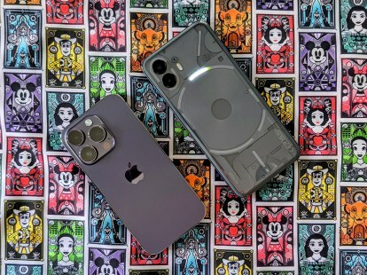딥 퍼플 iPhone 14 Pro와 Nothing Phone 2가 나란히 놓여 있습니다.