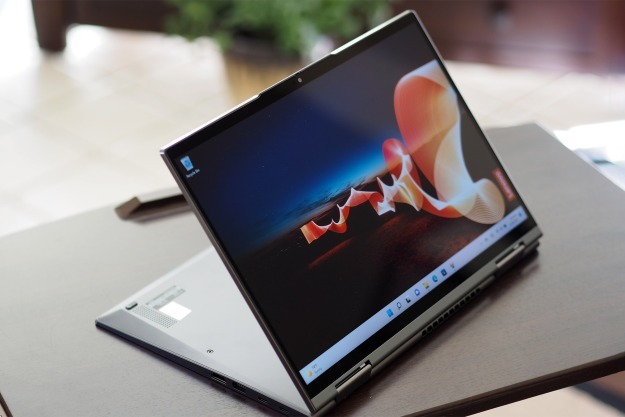 Μπροστινή γωνιακή όψη Lenovo ThinkPad X1 Yoga Gen 7 με οθόνη.