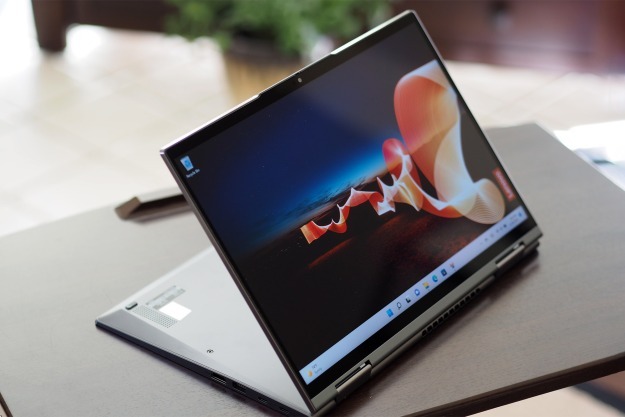 Lenovo ThinkPad X1 Yoga Gen 7 priekšējais leņķiskais skats ar displeju.