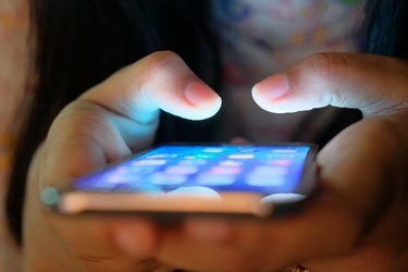 Kadınlar akıllı telefonda mobil uygulama yazılımı kullanıyor