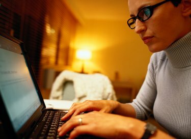Жена, използваща лаптоп у дома