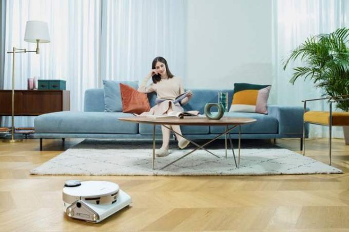 Samsung Jet Bot čištění v obývacím pokoji.