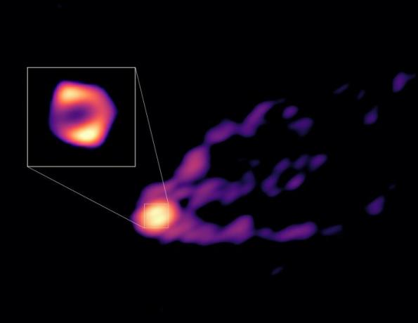 Dette billede viser strålen og skyggen af ​​det sorte hul i midten af ​​M87-galaksen sammen for første gang. Observationerne blev opnået med teleskoper fra Global Millimeter VLBI Array (GMVA), den Atacama Large Millimetersubmillimeter Array (ALMA), som ESO er partner i, og Grønland Teleskop. Dette billede giver videnskabsmænd den kontekst, der er nødvendig for at forstå, hvordan den kraftige jet er dannet. De nye observationer afslørede også, at det sorte huls ring, vist her i indsættelsen, er 50 % større end den ring, der observeres ved kortere radiobølgelængder af Event Horizon Telescope (EHT). Dette tyder på, at vi i det nye billede ser mere af materialet, der falder mod det sorte hul, end hvad vi kunne se med EHT. 