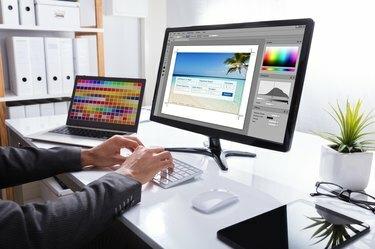 Diseñador editando foto en computadora