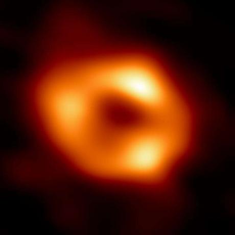  Detta är den första bilden av Skytten A* (eller Sgr A* för kort), det supermassiva svarta hålet i mitten av vår galax. Det är det första direkta visuella beviset på närvaron av detta svarta hål. Det fångades av Event Horizon Telescope (EHT), en array som länkade samman åtta befintliga radioobservatorier över hela planeten för att bilda ett enda virtuellt teleskop i 