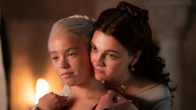 Zwei sich umarmende Mädchen in einer Szene aus „House of the Dragon“ auf HBO Max.