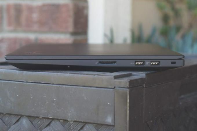 Lenovo ThinkPad X1 Extreme Gen 5 höger sida visar portar.