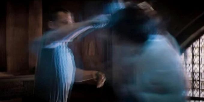 Timothée Chalamet e Josh Brolin lutam com escudos corporais brilhantes em uma cena de Duna.