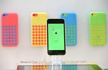 Nejnovější modely iPhonů od Applu se začínají prodávat v USA