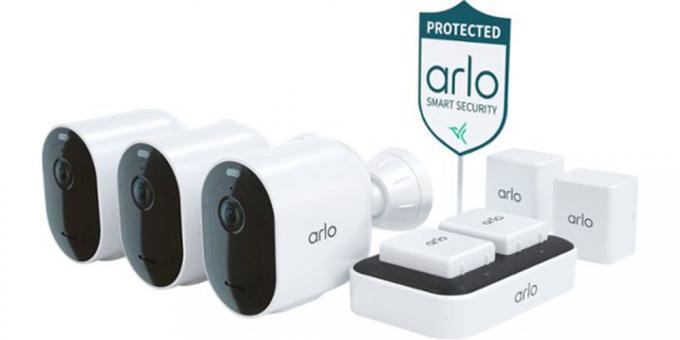 흰색 배경의 Arlo Pro 4 보안 시스템.