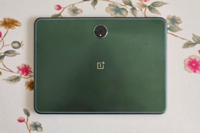 OnePlus Pad Android Tablet ירוק על משטח שטוח.