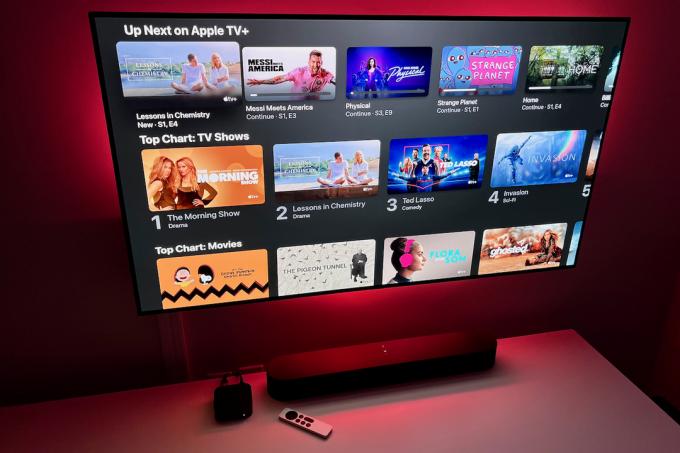 Domovská obrazovka Apple TV+ na televízore.