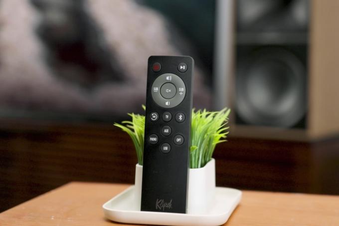 Klipsch The Nines remote control bersandar pada tanaman pot kecil.