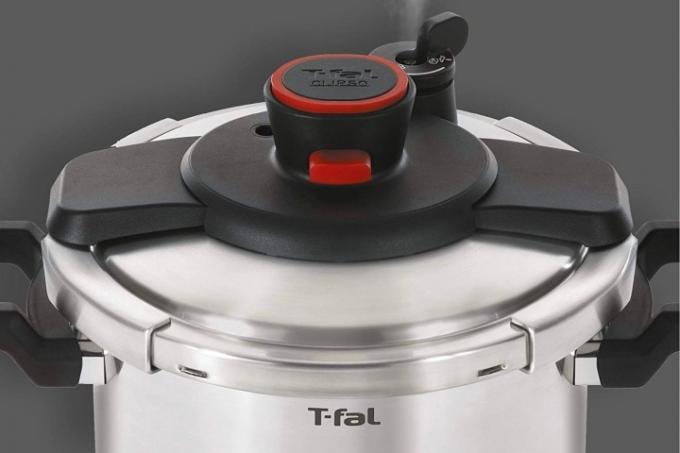 De T-Fal 8-Quart snelkookpan die stoom vrijgeeft.