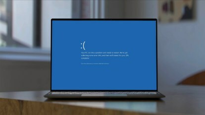 „Windows 11“ mėlynas klaidos gedimo ekranas.