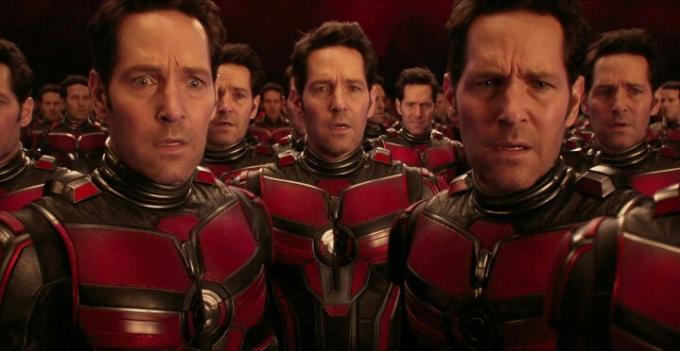 Meerdere Ant-Mans zien er verward uit in Ant-Man and the Wasp: Quantumania.