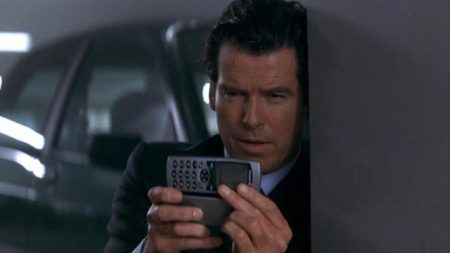 Джеймс Бонд використовує свій трюк-телефон у фільмі «Завтра не помре ніколи».